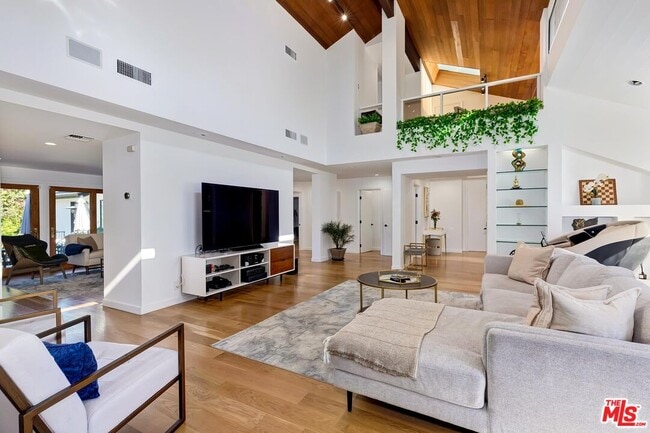 Building Photo - 612 Elm Dr