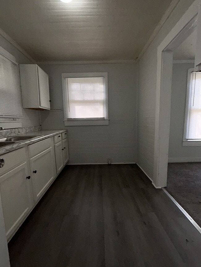 Building Photo - 2 Bedroom 1 Bathroom