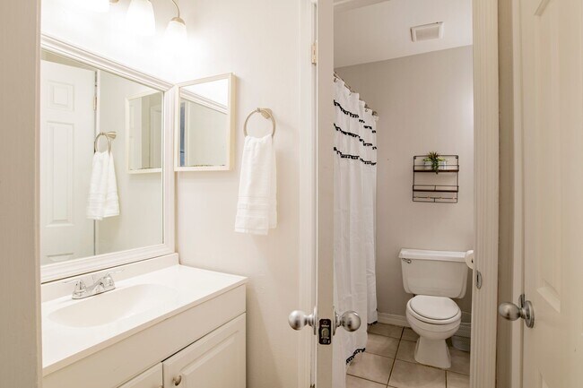 Building Photo - Conveniently Located Furnished Townhome in...