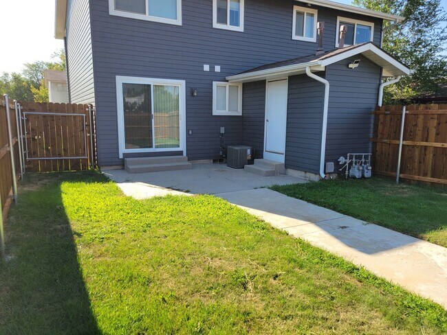 Building Photo - Newly Renovated Townhouse - Pet Friendly!!