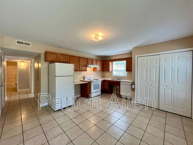 Building Photo - 8 Zell Ln