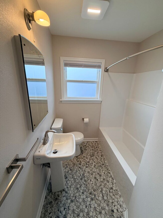 Building Photo - Newly Remodeled 3 bedroom/2 bath Craftsman in Kenton
