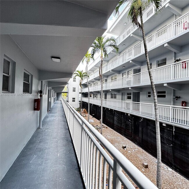 Building Photo - 215 SE 3rd Ave