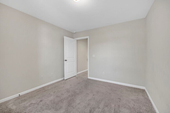 Building Photo - DISCOVER COMFORT & STYLE IN LEXINGTON'S DAWSON'S PARK