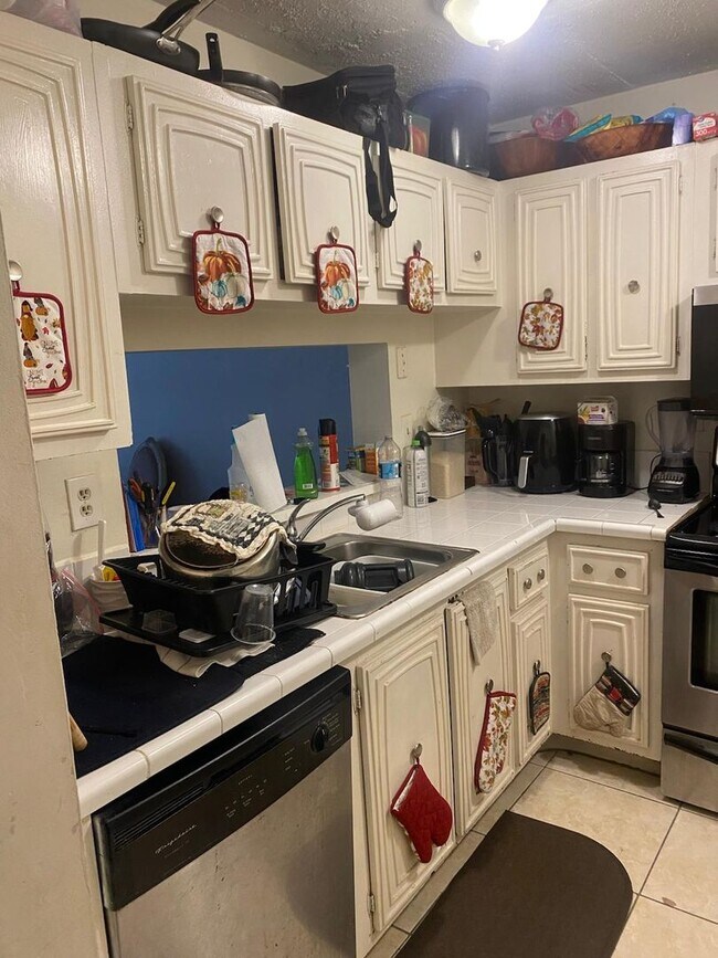 Building Photo - Charming 2 Bed 2 bath in a gated community close to it all!