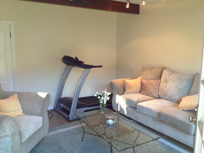 Detached Bonus Room - 10337 Northvale Rd