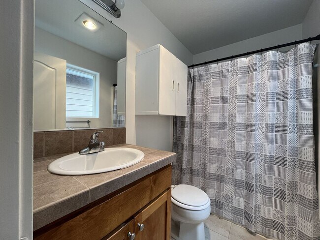 Building Photo - Bright End-Unit Townhouse with a Loft & Covered Patio