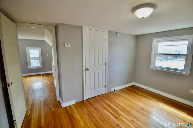 Building Photo - 203 Main St