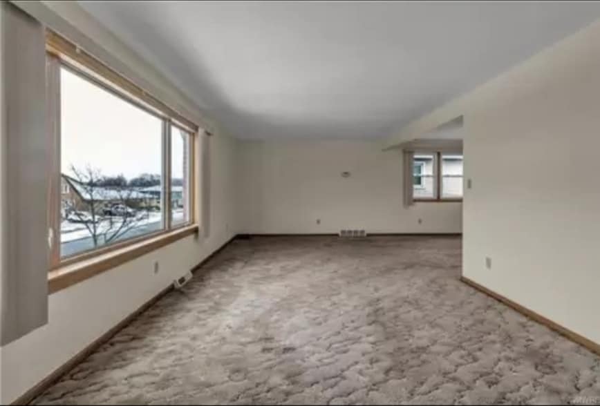 Large L shaped family room - 33 Rosemead Ln