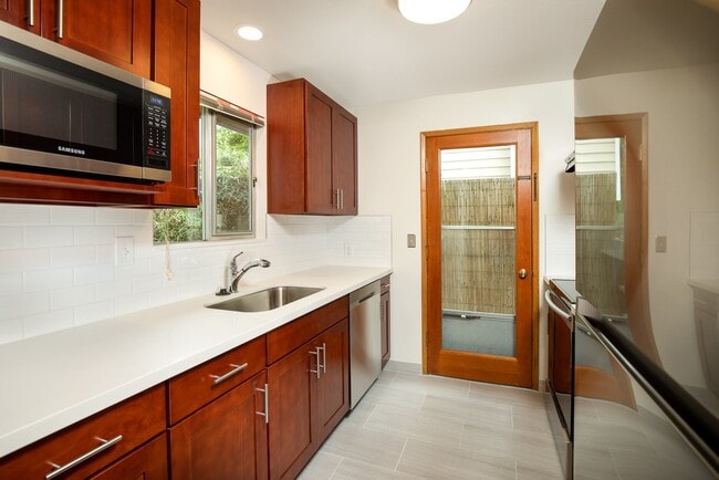 Building Photo - 3 bedroom 2 bath