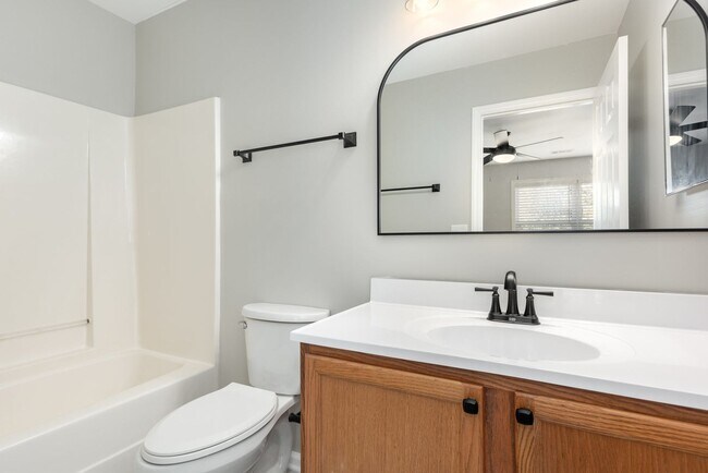Building Photo - Newly Updated Townhome with Minutes Walk t...