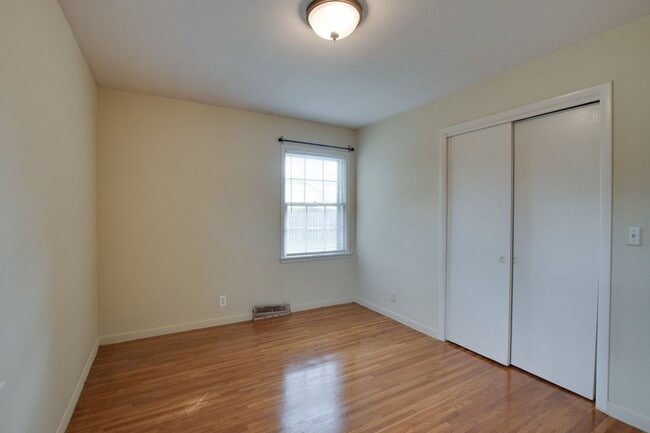 Building Photo - 904 SE Chatterson Rd