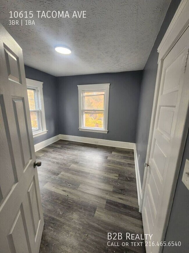 Building Photo - 10615 Tacoma Ave