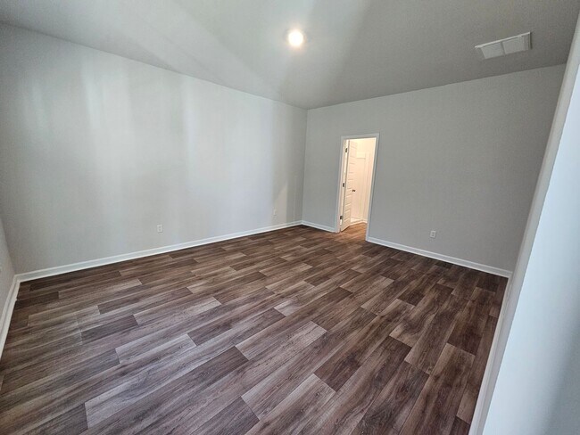 Building Photo - 5 Bedroom/ 2.5 Bath in Waterfall Village