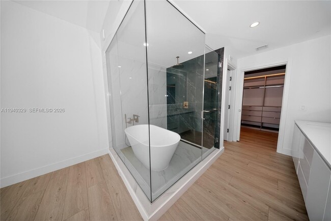 Building Photo - 700 NE 24th St