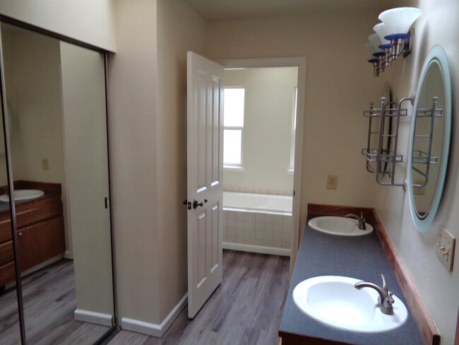 Building Photo - 1266 NW Timber Shadow Ct