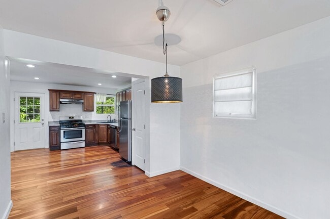 Building Photo - 3-2