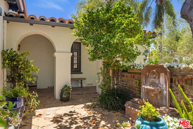 Building Photo - 1116 S La Jolla Ave