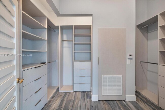 Building Photo - 1365 Bay Terrace