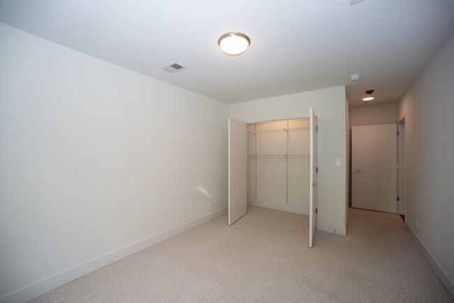 Building Photo - 1212 Vine Ave