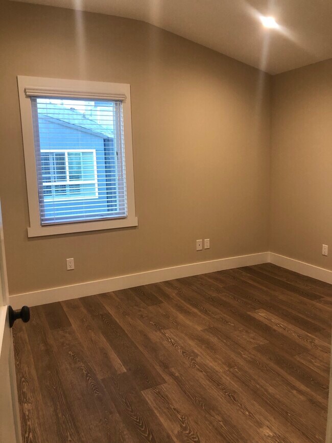 Building Photo - 2806 Ocean Dr