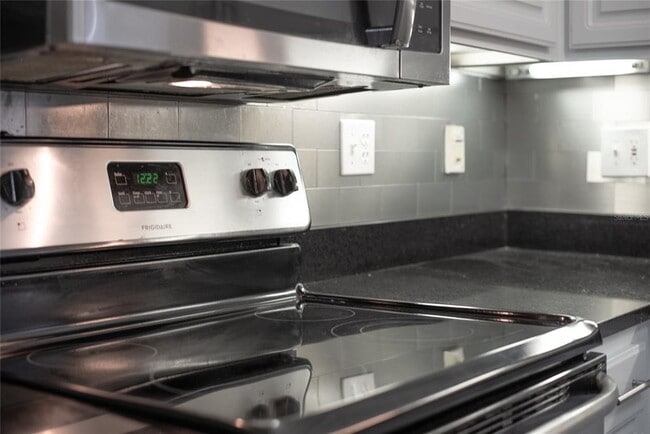 Building Photo - 501 Knights Run Ave