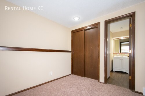 Building Photo - Roomy duplex w/ Finished Lower Level + Fen...