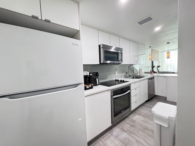 Building Photo - 1000 West Ave