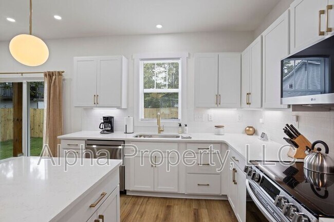 Building Photo - 5 McDade St