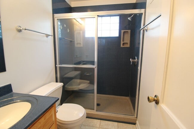 Building Photo - 2 Bedroom 1 Bath House In Overland Park