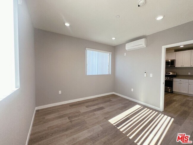 Building Photo - 1107 S Hobart Blvd