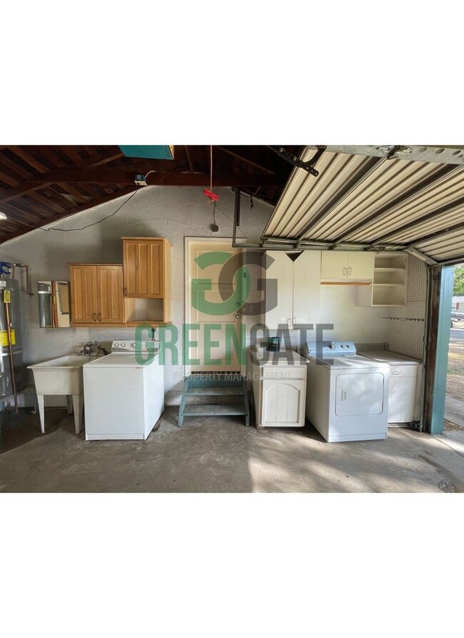 Building Photo - 3 BEDROOM 1 BATH HOME IN MODESTO!!