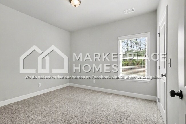 Building Photo - 90 Hawthorn Ln