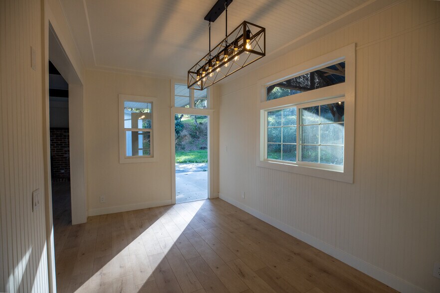 Building Photo - 384 Crazy Horse Canyon Rd