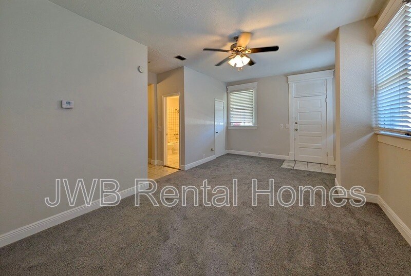 Building Photo - 2749 Vernon Terrace