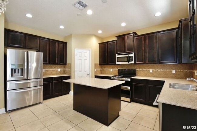 Building Photo - Gorgeous 4/3.5 Home with a Large Fenced Ba...