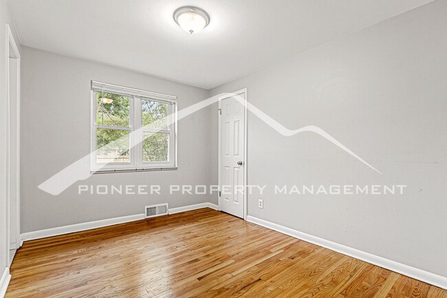 Building Photo - Spacious Home with Washer/Dryer and Fenced Yard