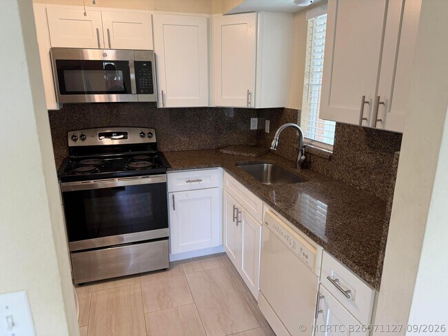 Building Photo - 1512 SE Royal Green Cir