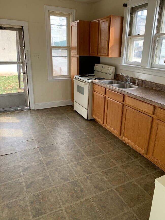 Building Photo - 935 S Queen St