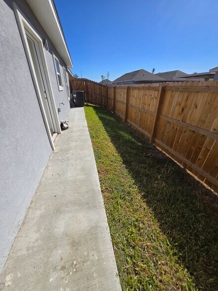 Building Photo - 918 N Woodson Ave