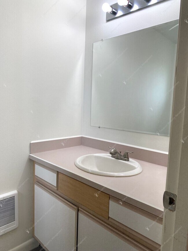 Building Photo - Bright Redmond Duplex — Steps from Umatilla Sports Complex, Garage & Fenced Yard