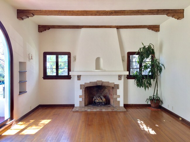 Tongue & groove oak floors - 1265 Carmona Ave