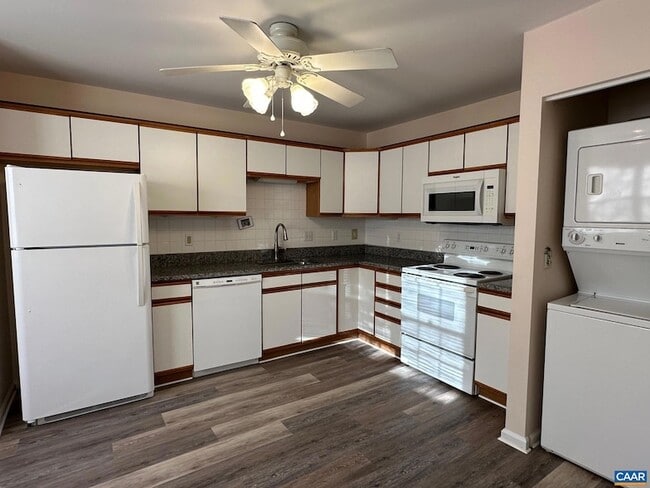 Building Photo - 1422 Lilac Ct