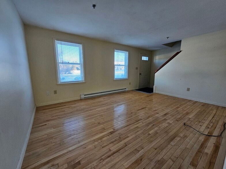 Building Photo - 27 Candlewood Ln