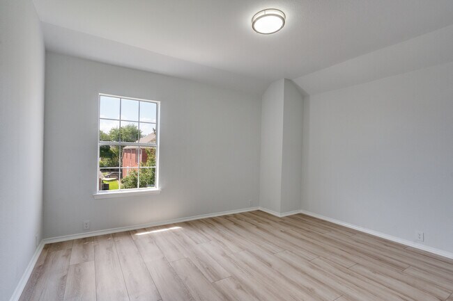 Building Photo - 2320 Cimmaron Dr