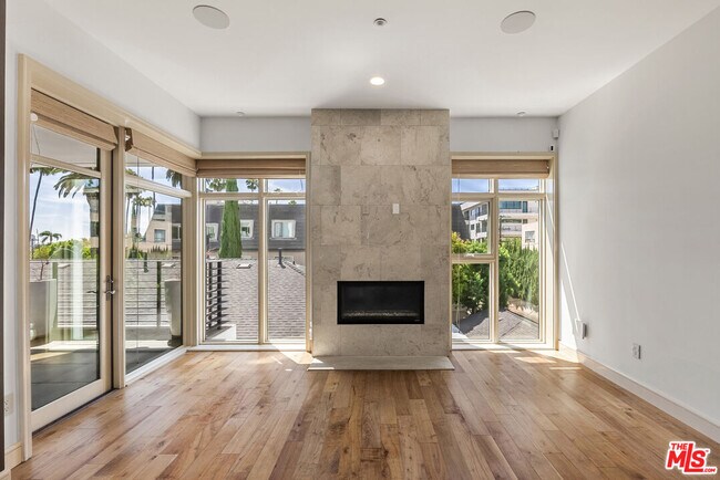 Building Photo - 447 N Doheny Dr