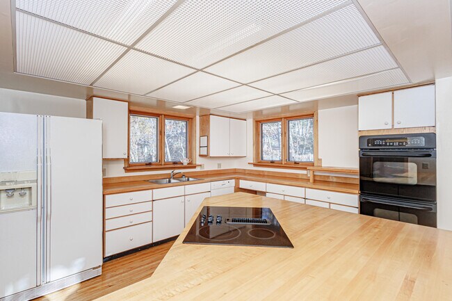 Building Photo - 1424 Bradford Dr