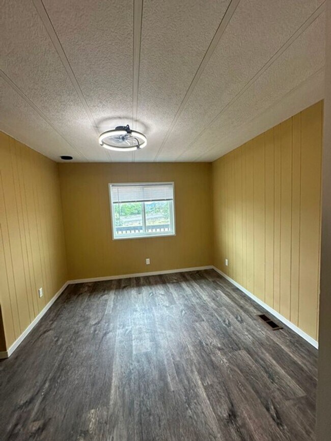Building Photo - 1616 Frontage Rd
