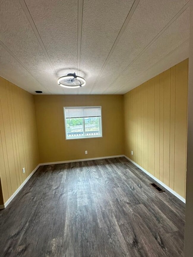 Building Photo - Updated 3 bedroom House