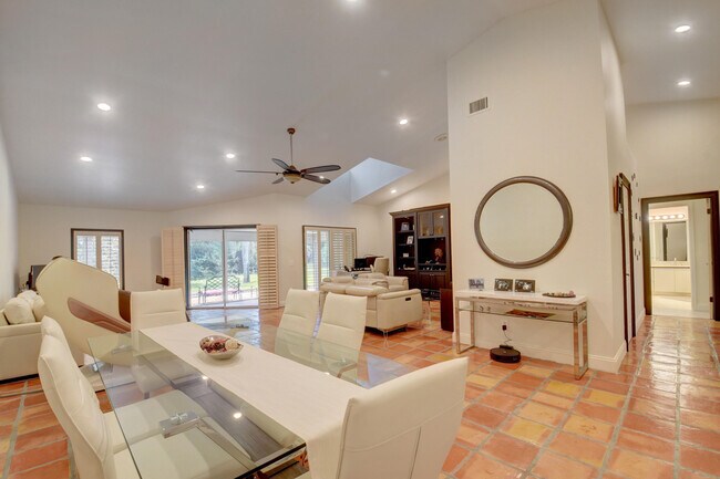 Building Photo - 4666 Fountains Dr S